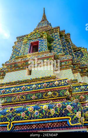 Porta colorata rossa Pagoda Phra Maha Chedi, Tempio Wat Pho, Bangkok, Thailandia. Phra Maha Pagodas fu costruita tra il 1851 e il 1868 da re Rama IV Foto Stock