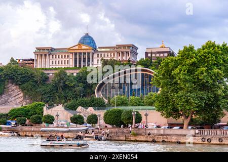 Tbilisi, Georgia - 16 GIUGNO 2024: Il Palazzo cerimoniale della Georgia è un palazzo per cerimonie di stato, situato sulla riva sinistra del fiume Kura, nel Th Foto Stock