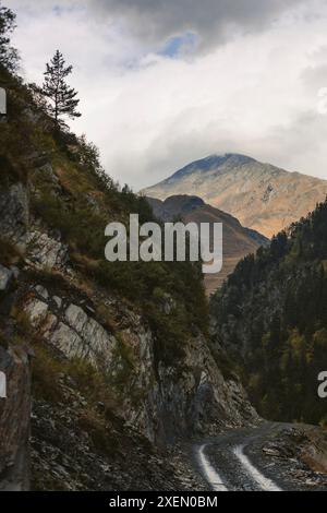 Paesaggio montuoso e passo montano nel Parco Nazionale di Tusheti; regione di Kakheti, Georgia Foto Stock