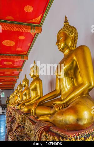 Colorati Buddha dorati, Tempio di Wat Pho, Bangkok, Thailandia. Tempio costruito negli anni '1600 Phra contiene molti oggetti storici provenienti da tutta la Thailandia. Foto Stock