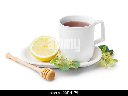 Tazza di tè al tiglio con cucchiaio di limone e miele su sfondo bianco Foto Stock