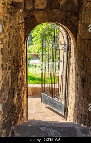 Armenia, provincia di Ararat. Monastero di Geghard. Porta ad arco e cancello di ferro. Foto Stock