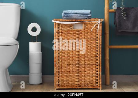 Vestiti piegati su cesto in vimini nella lavanderia Foto Stock