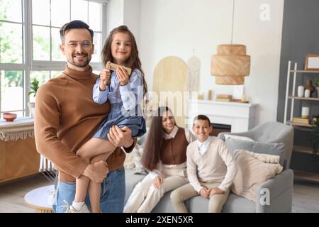 Felice padre ebreo con la sua piccola figlia a casa Foto Stock