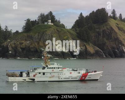 La Guardia Costiera Cutter David Duren (WPC 1156) transita vicino al faro di Cape Disappointment mentre entra nel fiume Columbia vicino ad Astoria, Oregon, per la prima volta il 20 maggio 2024. Il David Duren è il 56° Fast Response Cutter della flotta della Guardia Costiera e il primo ad essere portato a casa nel Pacifico nord-occidentale. (Foto della Guardia Costiera degli Stati Uniti) Foto Stock