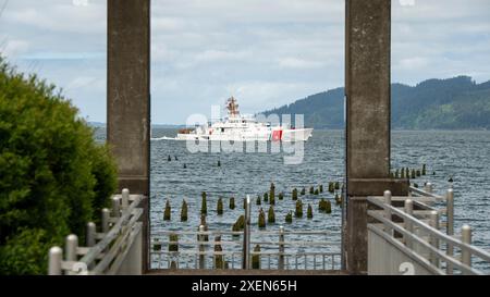 La Guardia Costiera Cutter David Duren (WPC 1156) attraversa il fiume Columbia vicino ad Astoria, Oregon, mentre il cutter arriva nell'area per la prima volta il 20 maggio 2024. Il David Duren è il 56° Fast Response Cutter della flotta della Guardia Costiera e il primo ad essere portato a casa nel Pacifico nord-occidentale. (Foto della Guardia Costiera degli Stati Uniti) Foto Stock