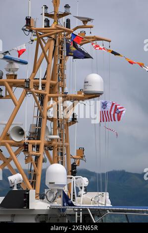 L'insegna della Guardia Costiera e un pennant di messa in servizio sono issati sull'albero della Guardia Costiera Cutter David Duren (WPC 1156) durante la messa in servizio della taglierina tenuta ad Astoria, Oregon, il 27 giugno 2024. Il David Duren è una fresa a risposta rapida di 154 piedi con un equipaggio medio di quattro ufficiali e 20 membri di arruolamento. (Foto della Guardia Costiera degli Stati Uniti di Steve Strohmaier) Foto Stock