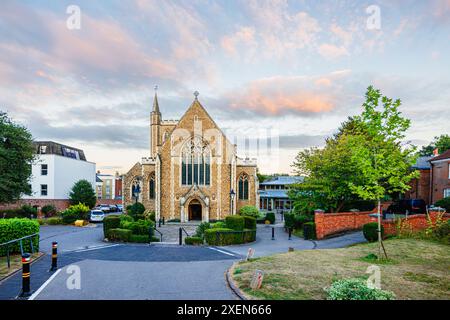 Facciata anteriore ed ingresso alla chiesa cattolica di San Pietro in stile neogotico, costruita nel 1924 in Jewry Street, Winchester, Hampshire, Inghilterra, Regno Unito Foto Stock