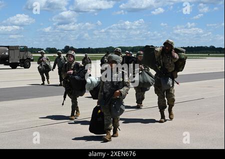 Il 148th Fighter Wing e il 133rd Airlift Wing, Minnesota Air National Guard, hanno collaborato durante un esercizio di preparazione del 133rd Airlift Wing 'Operation Mobility Gryphon' al Volk Field Combat Readiness Training Center, Wis., 26 giugno 2024. Airmen ha testato la capacità di impiegare le operazioni C-130 Hercules 'Hub and Spoke' in un ambiente simulato del Pacific Air Command (PACOM). All'equipaggio del C-130 fu dato un preavviso di un'ora per il lancio, anche se in genere hanno bisogno di un preavviso di due o tre ore per una missione sensibile al tempo. (Foto della U.S. Air National Guard di A1C Addie Peterson) Foto Stock