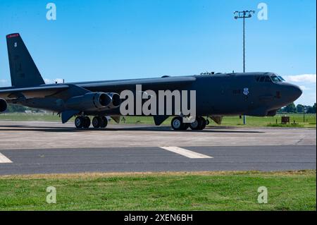 Un B-52H Stratofortress taxi per la pista principale come parte dell'esercitazione Red Devil Thunder alla Barksdale Air Force base, Laos, 27 giugno 2024. Un obiettivo chiave della RDT era valutare le procedure di taxi rapidi condotte da Airmen sulla flightline. (Foto U.S. Air Force di Airman 1st Class Aaron Hill) Foto Stock