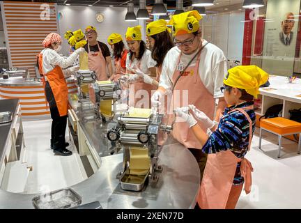 I visitatori hanno visto imparare a conoscere il processo di produzione dei tagliatelle istantanei al CupNoodles Museum. Il museo è dedicato alla storia degli spaghetti istantanei e alla storia di Nissin Foods, fondata da Momofuku Ando, l'inventore degli spaghetti istantanei e dei CupNoodles. Il museo ha due sedi, una a Osaka e l'altra a Yokohama, in Giappone. Foto Stock
