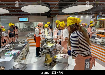 I visitatori hanno visto imparare a conoscere il processo di produzione dei tagliatelle istantanei al CupNoodles Museum. Il museo è dedicato alla storia degli spaghetti istantanei e alla storia di Nissin Foods, fondata da Momofuku Ando, l'inventore degli spaghetti istantanei e dei CupNoodles. Il museo ha due sedi, una a Osaka e l'altra a Yokohama, in Giappone. Foto Stock