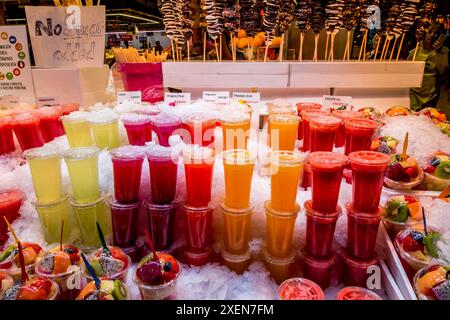 Il succo fresco al Mercat de Sant Josep de la Boqueria è il mercato pubblico più famoso di Barcellona, barcellona, spagna. Foto Stock