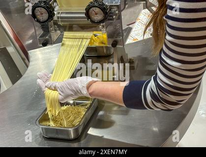 Un visitatore ha visto arrotolare l'impasto dei tagliatelle durante il processo di produzione dei tagliatelle istantanei al CupNoodles Museum. Il museo è dedicato alla storia degli spaghetti istantanei e alla storia di Nissin Foods, fondata da Momofuku Ando, l'inventore degli spaghetti istantanei e dei CupNoodles. Il museo ha due sedi, una a Osaka e l'altra a Yokohama, in Giappone. (Foto di Pongmanat Tasiri/SOPA Images/Sipa USA) credito: SIPA USA/Alamy Live News Foto Stock