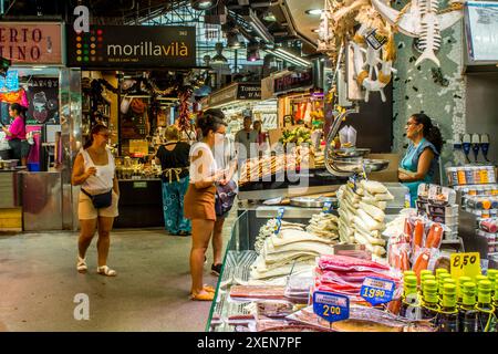 Il Mercat de Sant Josep de la Boqueria è il mercato pubblico più famoso di Barcellona, barcellona, spagna. Foto Stock