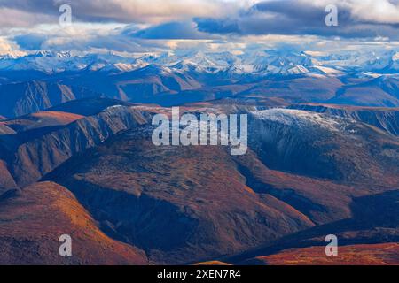 Foto aeree delle montagne costiere a sud di Whitehorse durante l'autunno, con incredibili paesaggi di cime di montagna colorate e vette innevate... Foto Stock