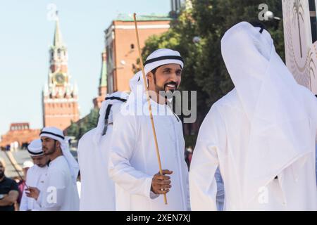 Mosca, Russia. 28 giugno 2024. La gente partecipa ai giorni della cultura degli Emirati Arabi Uniti in Piazza Manezhnaya a Mosca. Foto Stock