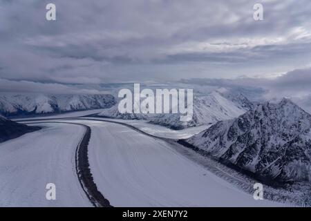 Viste aeree delle montagne innevate e dei ghiacciai innevati del Parco Nazionale di Kluane, durante la transizione tra l'autunno e... Foto Stock