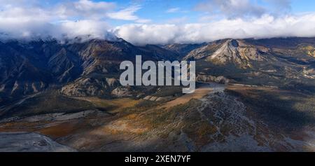 Vedute aeree del paesaggio montuoso del Parco Nazionale di Kluane, scattate durante il passaggio tra l'autunno e l'inverno Foto Stock