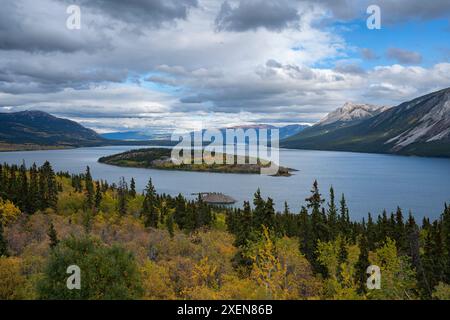 Splendido paesaggio dello Yukon fuori Carcross, con vista sull'isola di Bove sul lago Tagish; Carcross, Yukon, Canada Foto Stock