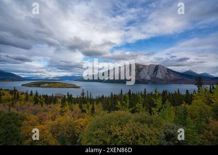 Splendido paesaggio dello Yukon in autunno fuori da Carcross, con vista sull'isola di Bove sul lago Tagish; Carcross, Yukon, Canada Foto Stock