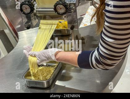 28 giugno 2024, S? EN, Osaka, Giappone: Un visitatore ha visto rotolare l'impasto dei tagliatelle durante il processo di produzione dei tagliatelle istantanei al Museo CupNoodles. Il museo è dedicato alla storia degli spaghetti istantanei e alla storia di Nissin Foods, fondata da Momofuku Ando, l'inventore degli spaghetti istantanei e dei CupNoodles. Il museo ha due sedi, una a Osaka e l'altra a Yokohama, in Giappone. (Credit Image: © Pongmanat Tasiri/SOPA Images via ZUMA Press Wire) SOLO PER USO EDITORIALE! Non per USO commerciale! Crediti: ZUMA Press, Inc./Alamy Live News Foto Stock