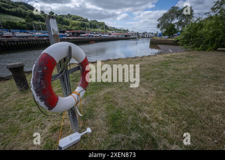 Vista a monte dalla baia che gira a Totnes sul fiume Dart, il Baltic Wharf si trova sulla riva del fiume Oposite. Foto Stock