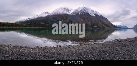 Tranquillità e riflessioni sul lago Kathleen in autunno; Haines Junction, Yukon, Canada Foto Stock