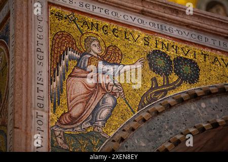 Mosaici sul Ciborium nella basilica euforica, una chiesa del vi secolo a Porec, Croazia, e un sito patrimonio dell'umanità dell'UNESCO Foto Stock