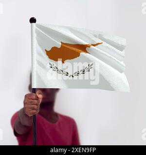 Maschio africano nero che detiene la bandiera nazionale di Cipro su sfondo bianco, bandiera di tenuta a mano, protesta, sventolamento, pugno, libertà Foto Stock