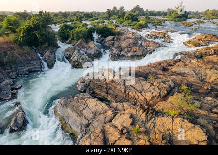 Splendide cascate li Phi Somphamit con una corrente che scorre intorno alla roccia e una vegetazione lussureggiante; Don Khon, Khon Tai, Laos Foto Stock