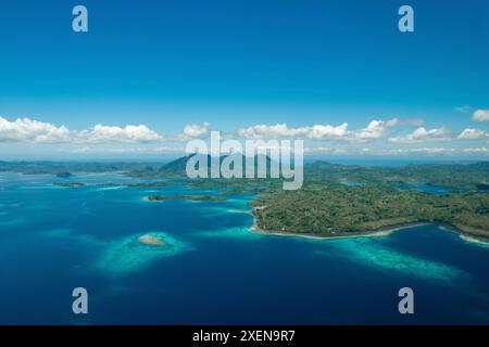 Parco nazionale di Kepulauan Togean con acque oceaniche azzurre e vegetazione lussureggiante, nel Sulawesi centrale, Indonesia Foto Stock