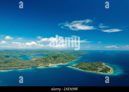 Parco nazionale di Kepulauan Togean con acque oceaniche azzurre e vegetazione lussureggiante, nel Sulawesi centrale, Indonesia Foto Stock