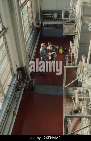 Venditore con cliente in sala caldaia Foto Stock