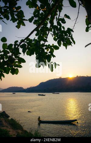 Tramonto su un tranquillo fiume e costa a Luang Prabang nel Laos settentrionale; Luang Prabang, provincia di Luang Prabang, Laos Foto Stock