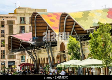 Il tetto ondulato del Mercat de Santa Caterina (mercato di Santa Caterina), Barcellona, Spagna. Foto Stock