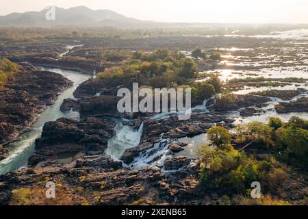 Paesaggio alle cascate li Phi Somphamit in Laos; Khon Tai, Laos Foto Stock