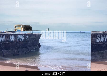 Margate, Regno Unito. 28 giugno 2024. Sul lato del Margate Lido i graffiti recitano "piscina", ma le lettere evidenziate dicono solo "NUOTARE IN CACCA" a causa dell'elevato inquinamento delle acque reflue nelle acque britanniche. I graffiti si riferiscono all'inquinamento delle acque reflue causato dallo scandalo Southern Water. Secondo l'Agenzia per l'ambiente, l'acqua meridionale ha riversato in mare le acque reflue grezze, un'esperienza scioccante di oltre 317000 ore l'anno scorso. (Immagine di credito: © Krisztian Elek/SOPA Images via ZUMA Press Wire) SOLO PER USO EDITORIALE! Non per USO commerciale! Foto Stock