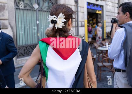 Roma, Italia. 28 giugno 2024. Attivista dell'associazione "Schierarsi" con bandiera palestinese a Roma (foto di Matteo Nardone/Pacific Press) crediti: Pacific Press Media Production Corp./Alamy Live News Foto Stock