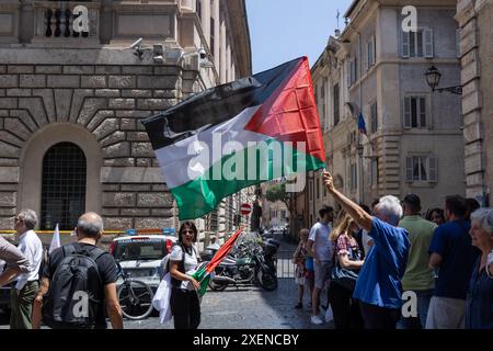 Roma, Italia. 28 giugno 2024. Attivista dell'associazione "Schierarsi" con bandiera palestinese a Roma (foto di Matteo Nardone/Pacific Press) crediti: Pacific Press Media Production Corp./Alamy Live News Foto Stock