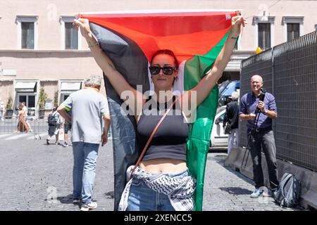 Roma, Italia. 28 giugno 2024. Attivista dell'associazione "Schierarsi" con bandiera palestinese a Roma (foto di Matteo Nardone/Pacific Press) crediti: Pacific Press Media Production Corp./Alamy Live News Foto Stock