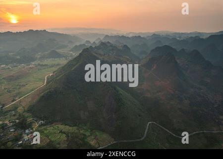 Strada che si snoda attraverso una campagna montuosa a ha Giang, Vietnam; Dong ha, Quan Ba District, ha Giang, Vietnam Foto Stock