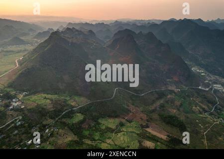 Strada che si snoda attraverso una campagna montuosa al crepuscolo di ha Giang, Vietnam; Dong ha, Quan Ba District, ha Giang, Vietnam Foto Stock