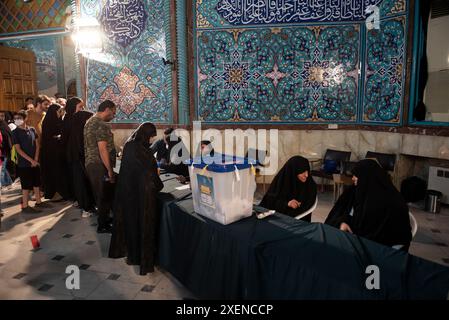 Teheran, Iran. 28 giugno 2024. Il popolo iraniano si schiera per votare per le elezioni presidenziali in un seggio elettorale, Teheran, Iran, venerdì 28 giugno, 2024. gli iraniani hanno votato venerdì in una rapida elezione per sostituire il defunto presidente Ebrahim Raisi. (Foto di Sobhan Farajvan/Pacific Press) credito: Pacific Press Media Production Corp./Alamy Live News Foto Stock