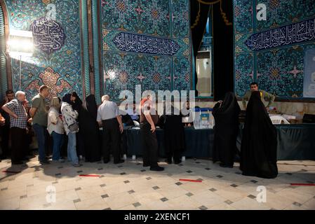 Teheran, Iran. 28 giugno 2024. Il popolo iraniano si schiera per votare per le elezioni presidenziali in un seggio elettorale, Teheran, Iran, venerdì 28 giugno, 2024. gli iraniani hanno votato venerdì in una rapida elezione per sostituire il defunto presidente Ebrahim Raisi. (Foto di Sobhan Farajvan/Pacific Press) credito: Pacific Press Media Production Corp./Alamy Live News Foto Stock