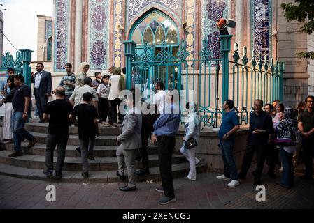 Teheran, Iran. 28 giugno 2024. Il popolo iraniano si schiera per votare per le elezioni presidenziali in un seggio elettorale, Teheran, Iran, venerdì 28 giugno, 2024. gli iraniani hanno votato venerdì in una rapida elezione per sostituire il defunto presidente Ebrahim Raisi. (Foto di Sobhan Farajvan/Pacific Press) credito: Pacific Press Media Production Corp./Alamy Live News Foto Stock