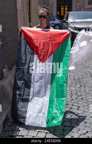 Roma, Italia. 28 giugno 2024. Attivista dell'associazione "Schierarsi" con una bandiera palestinese a Roma (foto di Matteo Nardone/Pacific Press/Sipa USA) credito: SIPA USA/Alamy Live News Foto Stock