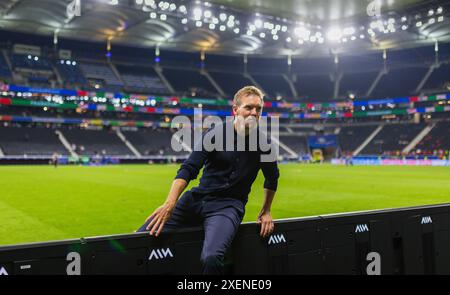 Francoforte, Germania. 23 giugno 2024. Allenatore Julian Nagelsmann (Deutschland) klettert über Werbebande Svizzera - Germania Schweiz - Deutschland 23,0 Foto Stock