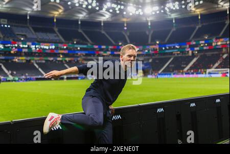 Francoforte, Germania. 23 giugno 2024. Allenatore Julian Nagelsmann (Deutschland) klettert über Werbebande Svizzera - Germania Schweiz - Deutschland 23,0 Foto Stock