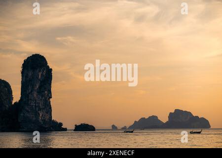 Splendido cielo al tramonto sulla costa frastagliata di Ao Nang Beach, Krabi, Thailandia; Krabi, Thailandia Foto Stock